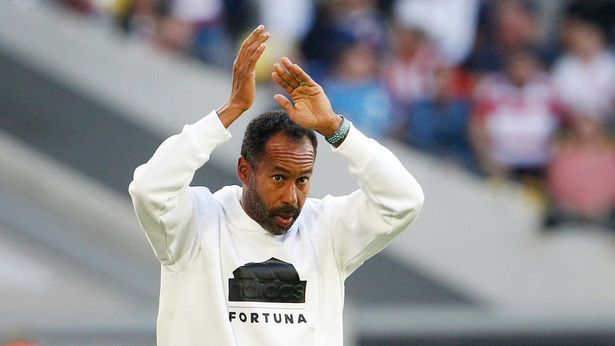 Fortuna Düsseldorfs Cheftrainer Daniel Thioune applaudiert an der Seitenlinie.