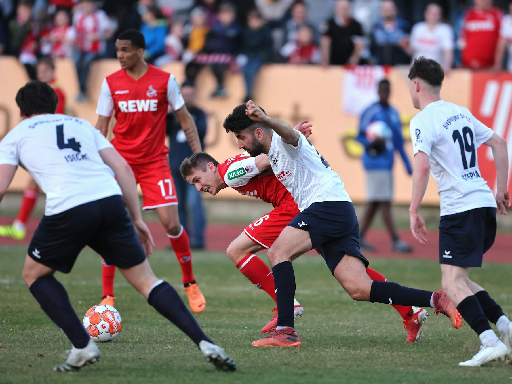 Eine Spielszene während des Testspiels zwischen dem Siegburger SV und dem 1. FC Köln.