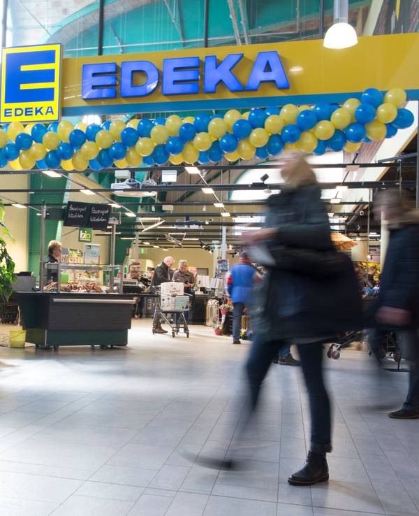 Kunden gehen an der Edeka-Filiale am Tempelhofer Damm in Berlin vorbei, hier im März 2017.