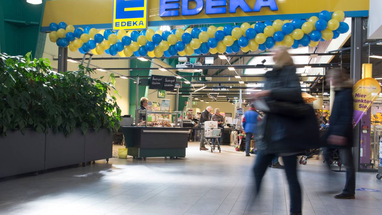 Kunden gehen an der Edeka-Filiale am Tempelhofer Damm in Berlin vorbei, hier im März 2017.