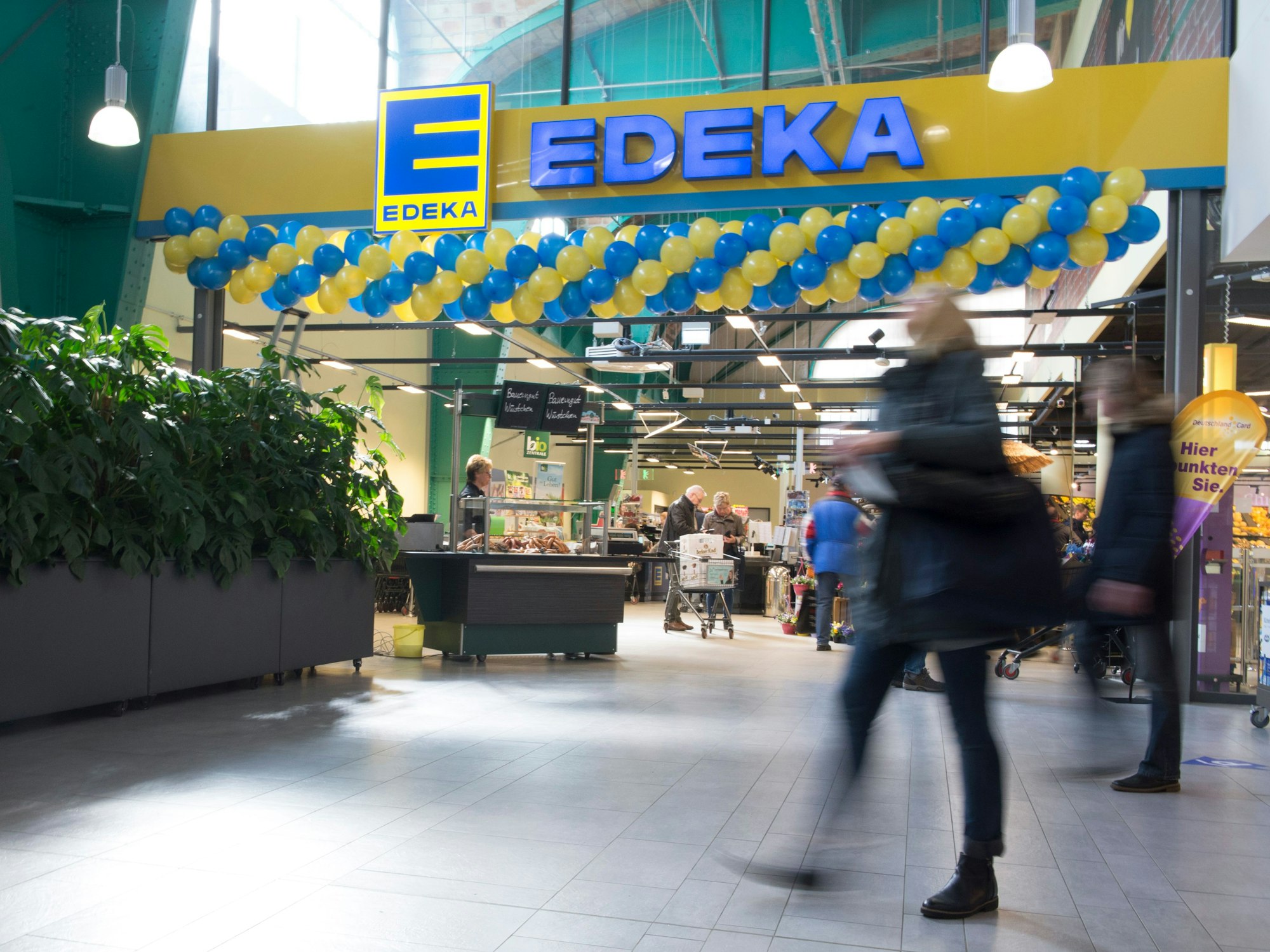 Kunden gehen an der Edeka-Filiale am Tempelhofer Damm in Berlin vorbei, hier im März 2017.