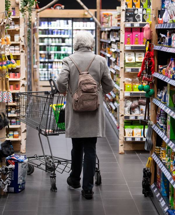 Eine Frau geht mit ihrem Einkaufswagen durch einen Supermarkt. Weihnachts-Angebote im August sorgen bei vielen für Unverständnis.