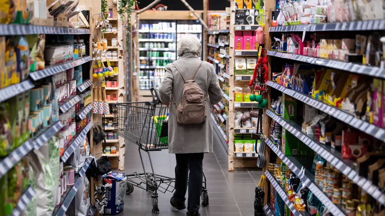 Eine Frau geht mit ihrem Einkaufswagen durch einen Supermarkt. Weihnachts-Angebote im August sorgen bei vielen für Unverständnis.