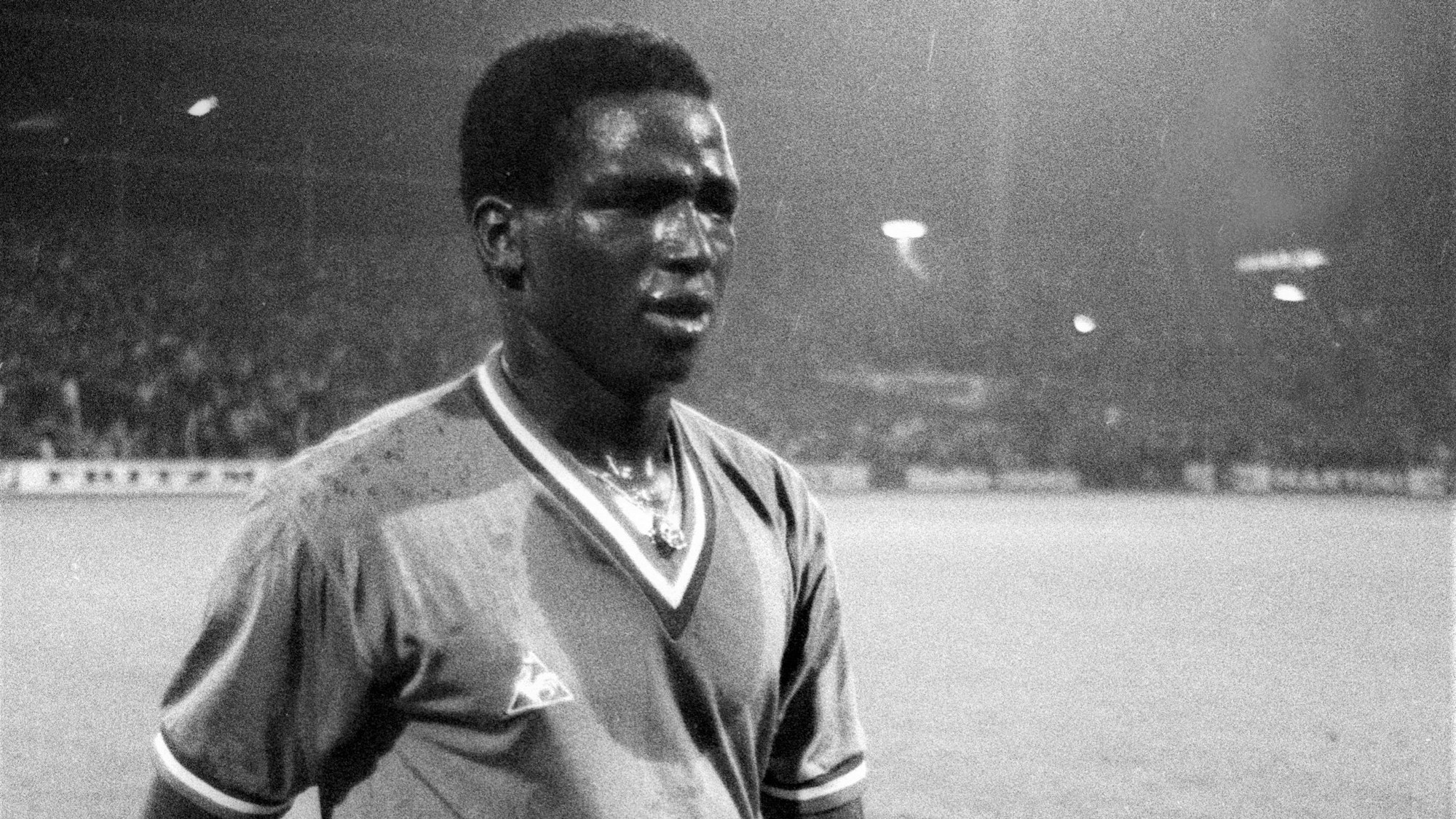 Salif Keita geht bei einem Spiel von Saint-Étienne beim FC Bayern im Europapokal der Landesmeister vom Feld.