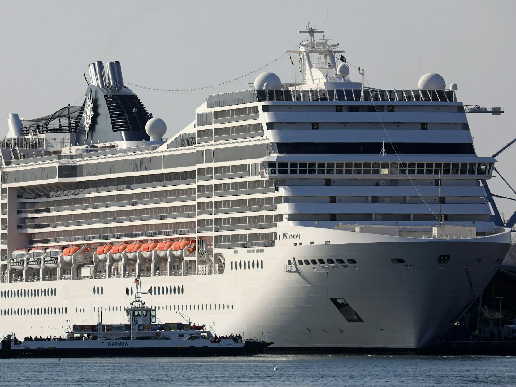 Das Kreuzfahrtschiff „MSC Poesia“ am Passagierkai in Warnemünde, hier im April 2019.