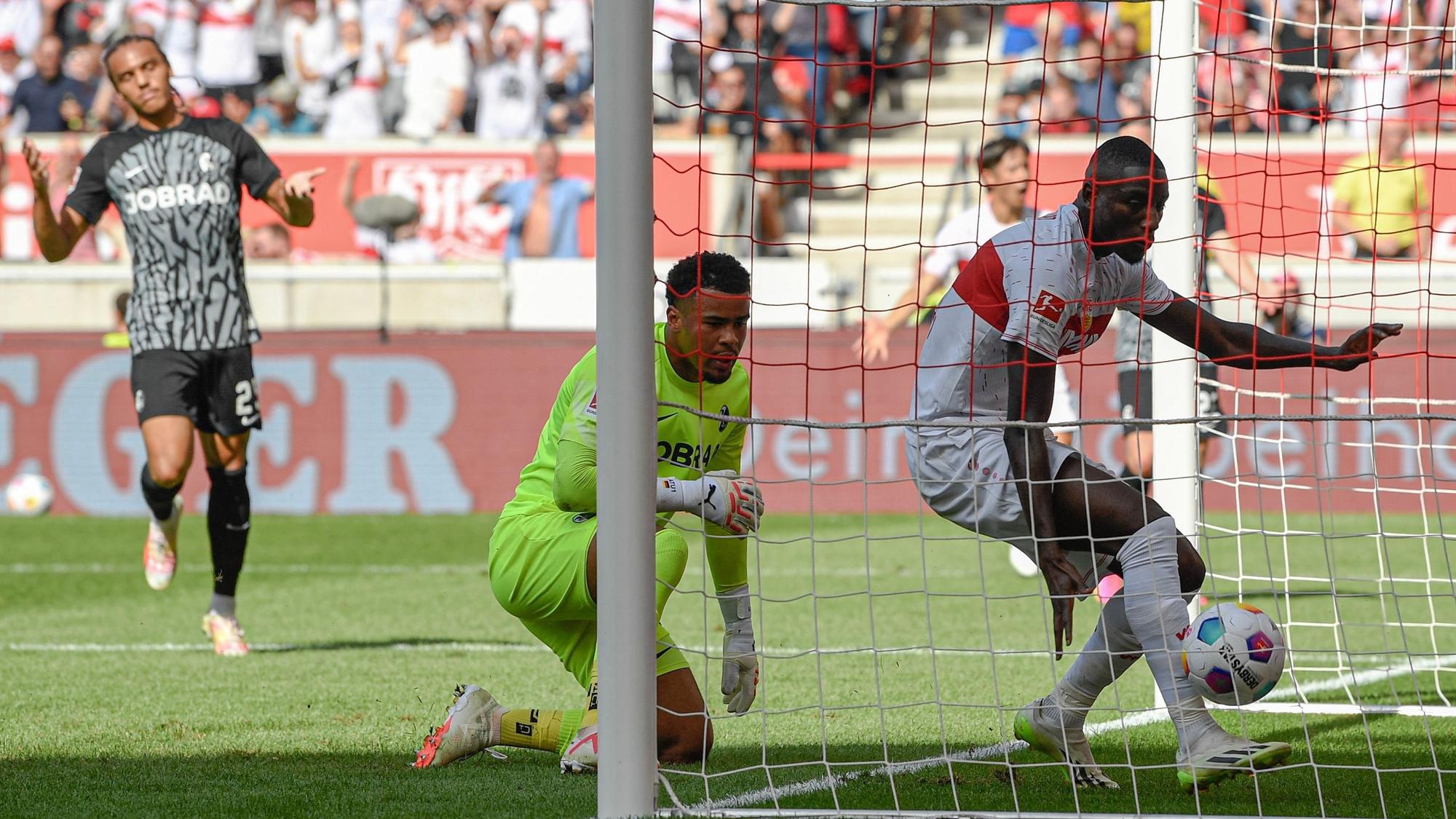 Serhou Guirassy steht mit dem Ball nach seinem Tor gegen den SC Freiburg im gegnerischen Kasten.