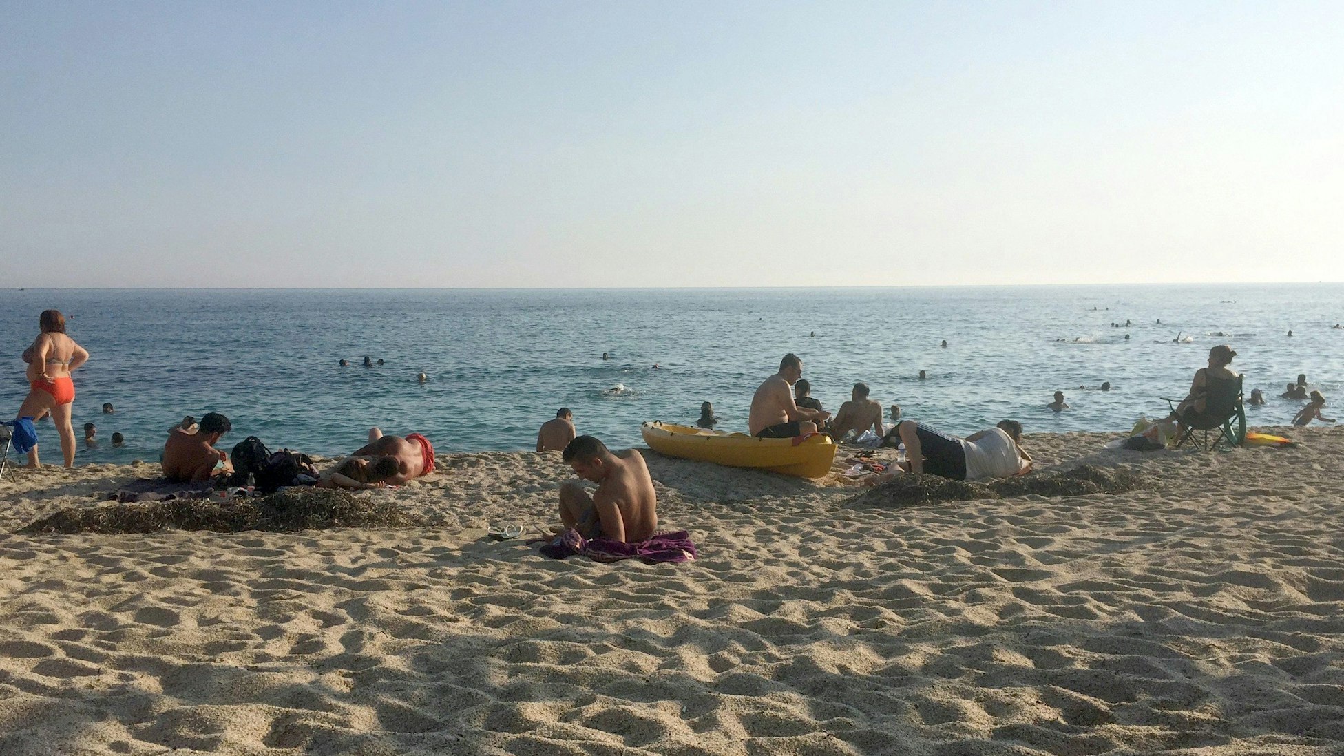 Menschen liegen am 25. Juni 2017 am Kleopatra-Strand in Alanya (Türkei).