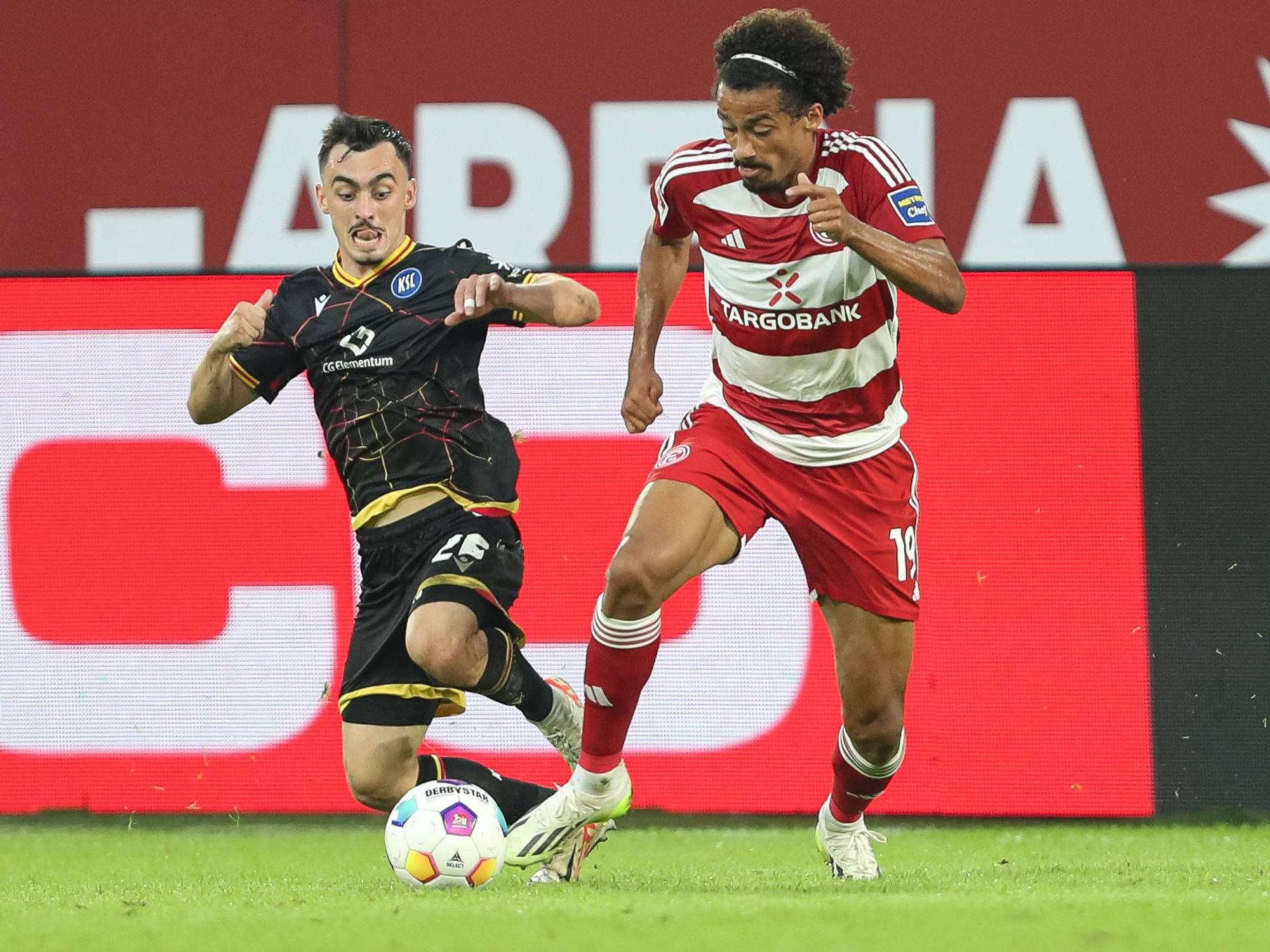 Karlsruhes Paul Nebel im Zweikampf mit Fortuna Düsseldorfs Emmanuel Iyoha.