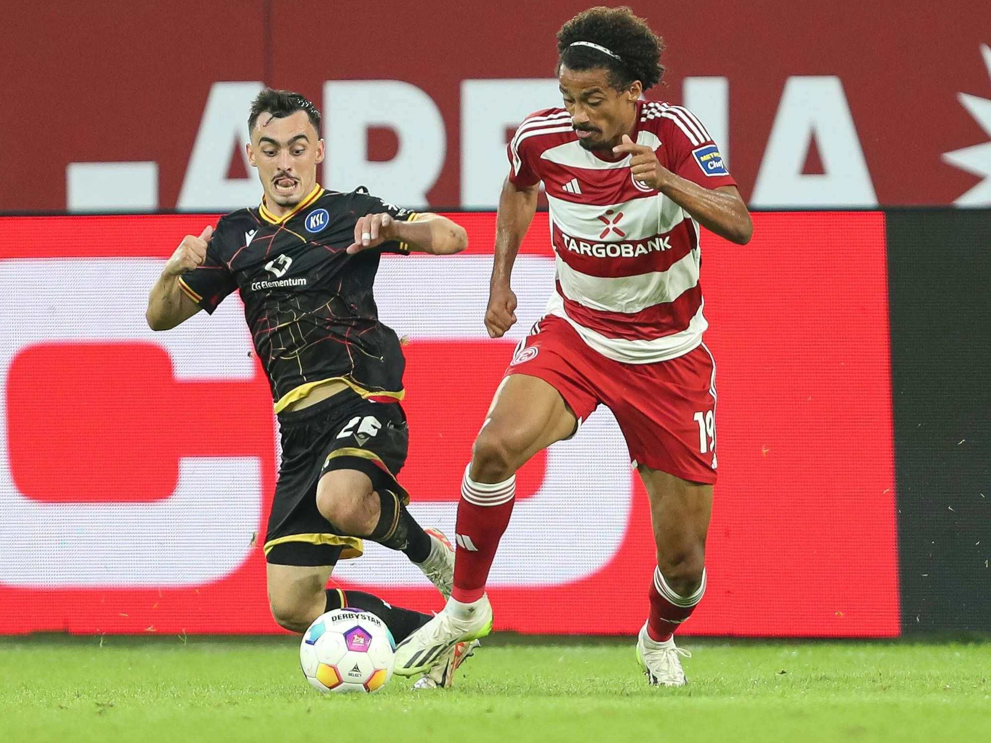 Karlsruhes Paul Nebel im Zweikampf mit Fortuna Düsseldorfs Emmanuel Iyoha.