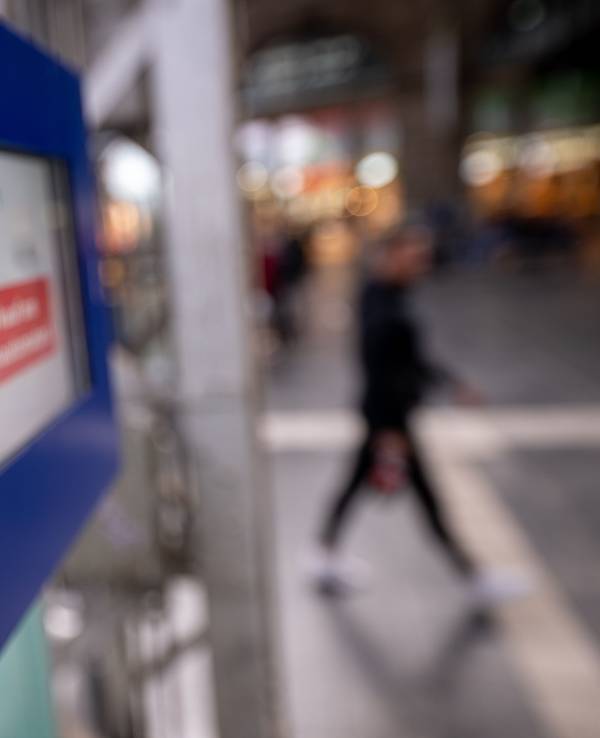 Ein Hinweis für das Deutschlandticket steht am Hauptbahnhof in Frankfurt am Main auf einem Fahrkartenautomaten.