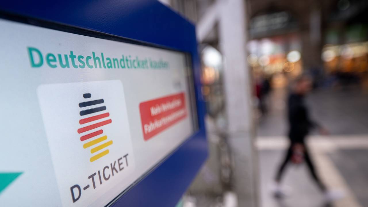 Ein Hinweis für das Deutschlandticket steht am Hauptbahnhof in Frankfurt am Main auf einem Fahrkartenautomaten.
