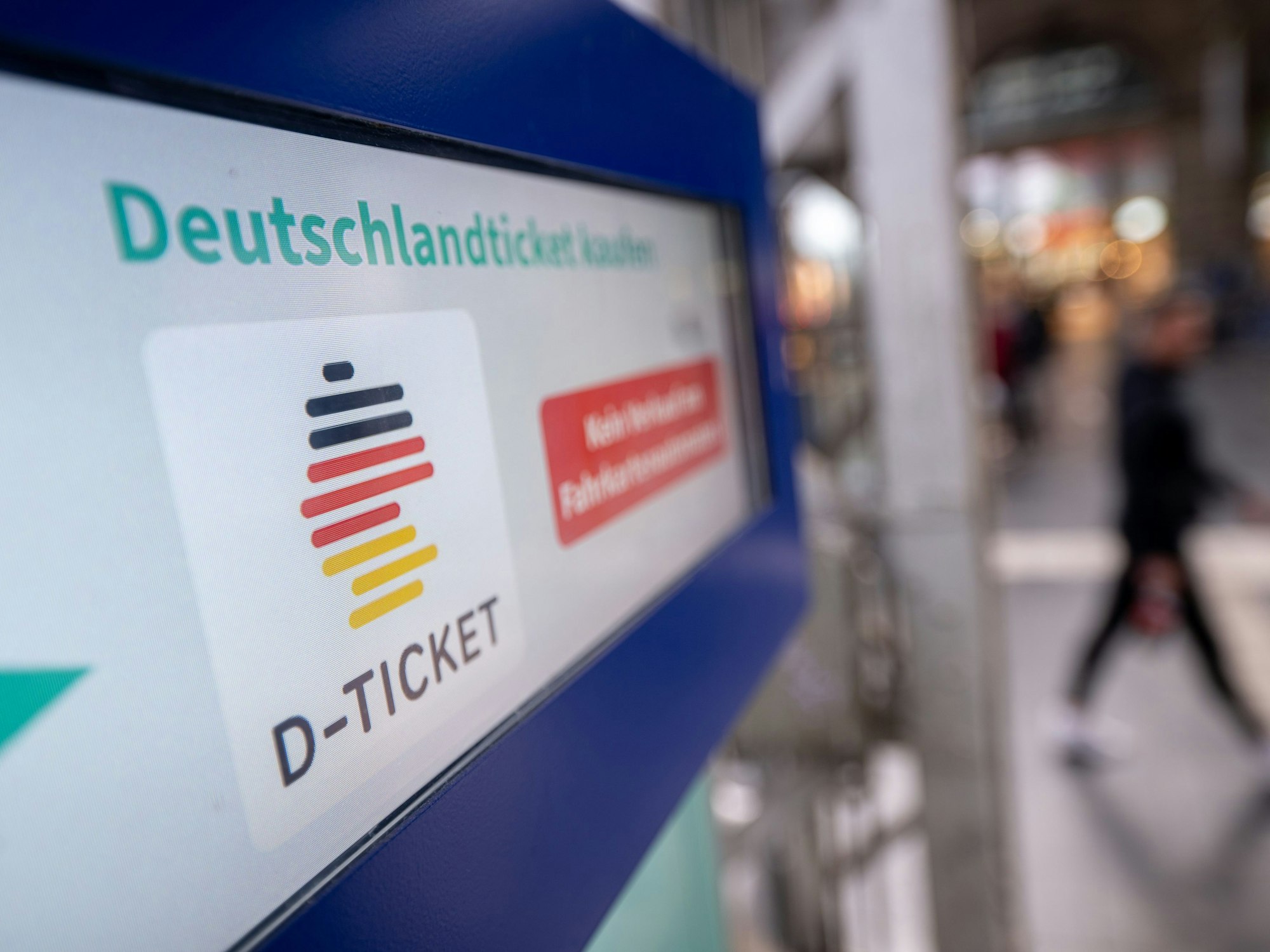 Ein Hinweis für das Deutschlandticket steht am Hauptbahnhof in Frankfurt am Main auf einem Fahrkartenautomaten.
