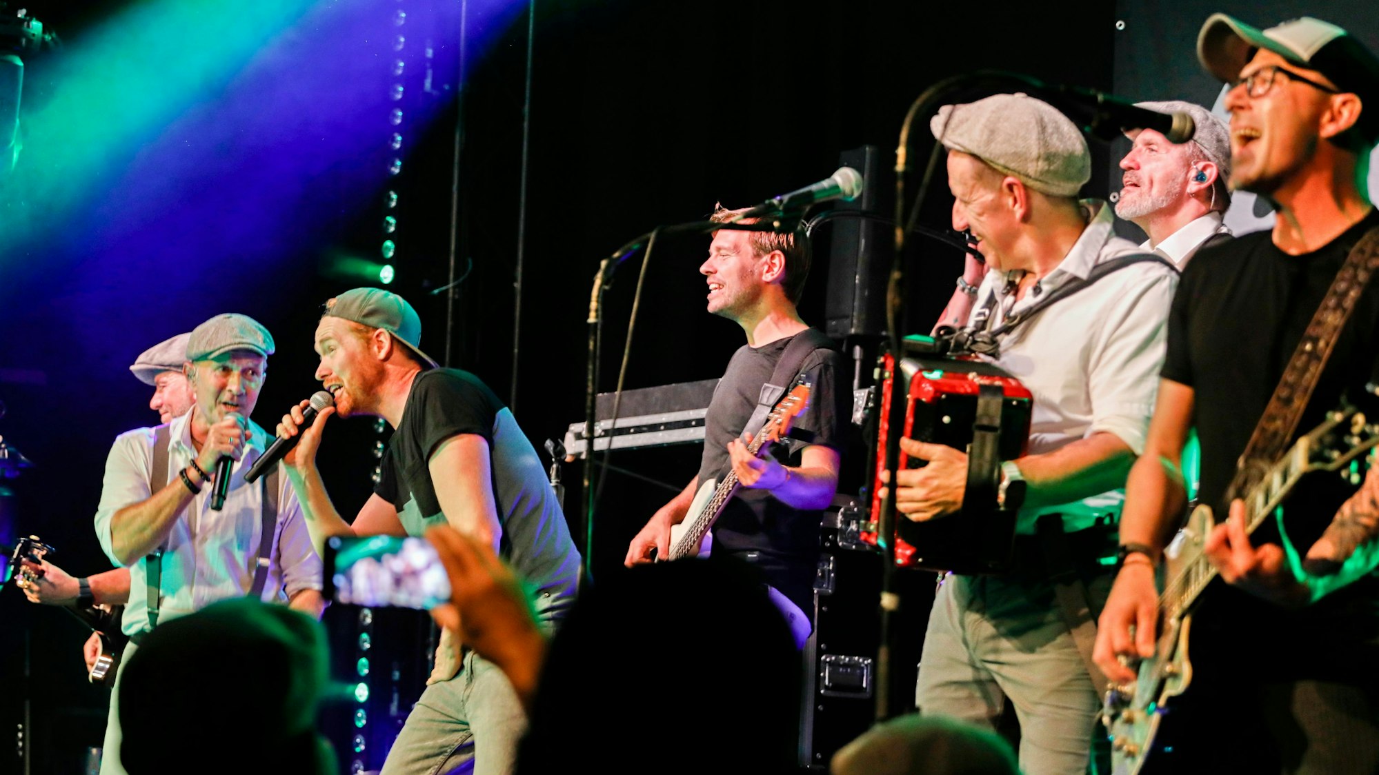 Miljö zusammen mit den Klüngelköpp auf der Bühne des Gloria Theaters.