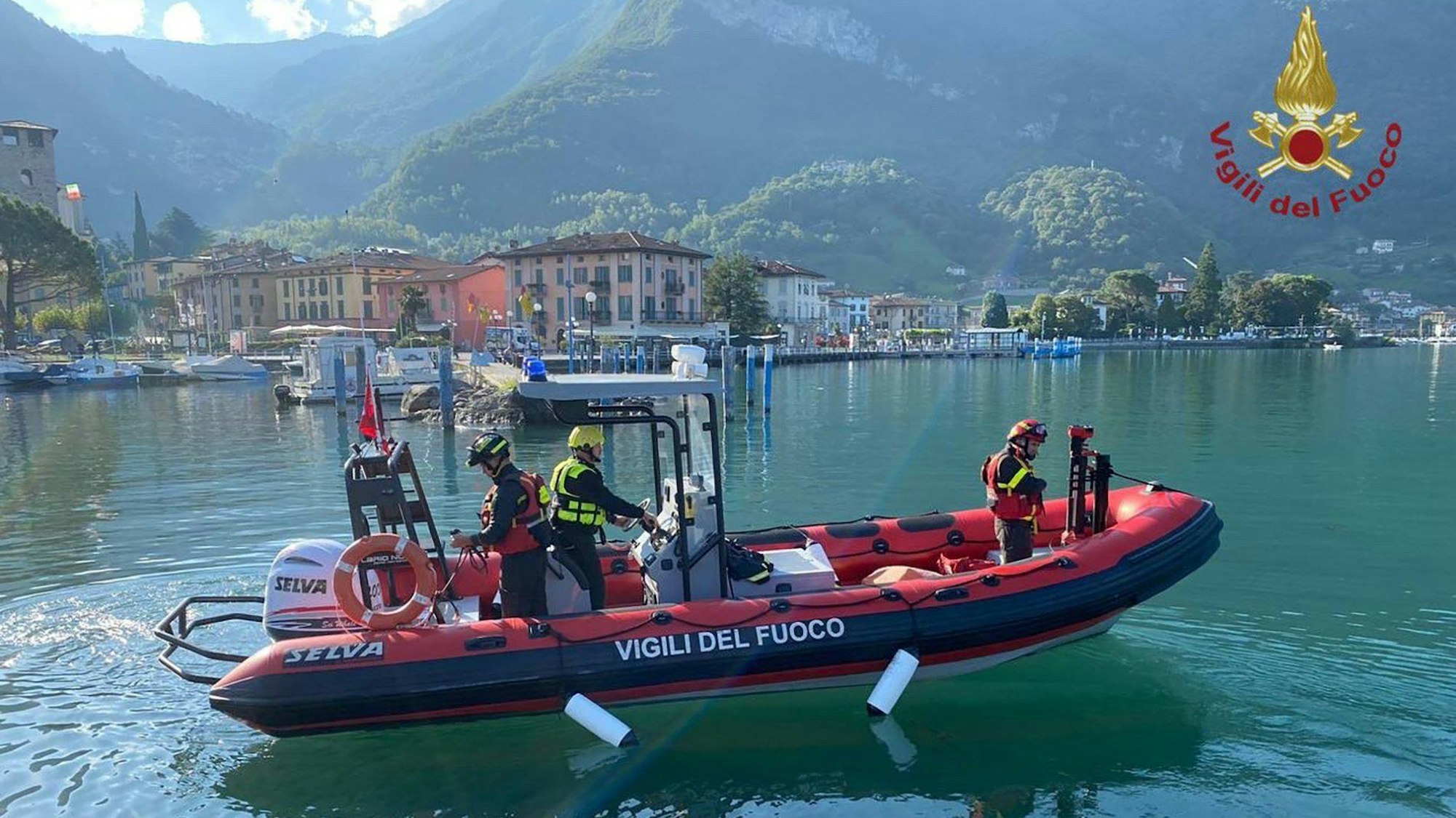 Feuerwehrleute fahren mit einem Boot über den Iseosee. Bei einem Ausflug mit dem Boot auf dem See im Norden Italiens ist vermutlich eine junge deutsche Urlauberin ums Leben gekommen. Die 20 Jahre alte Frau stürzte nach Angaben der Polizei am Freitagnachmittag in der Nähe des Städtchens Pisogne in den See und ging unter.