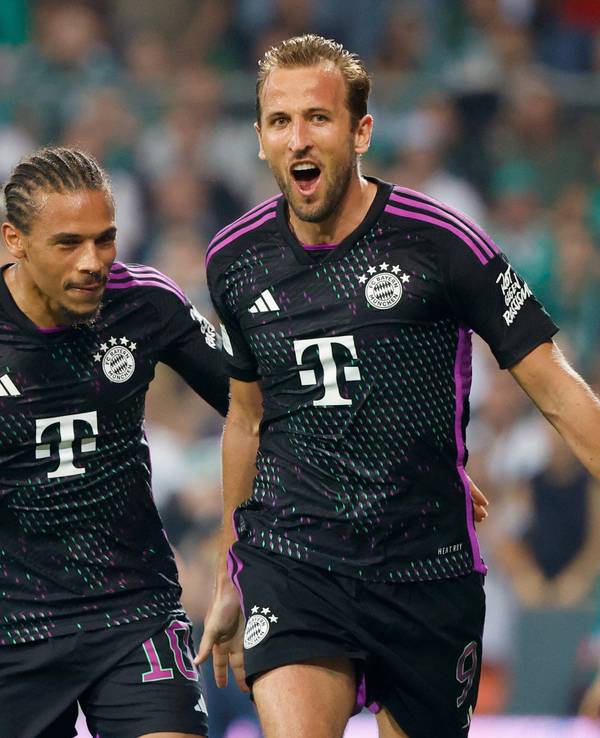 Werder Bremen gegen FC Bayern München: Bayerns Harry Kane (r) bejubelt sein Tor zum 2:0