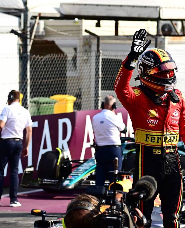 Carlos Sainz jubelt im Ferrari-Outfit.
