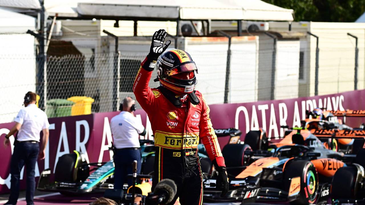 Carlos Sainz jubelt im Ferrari-Outfit.