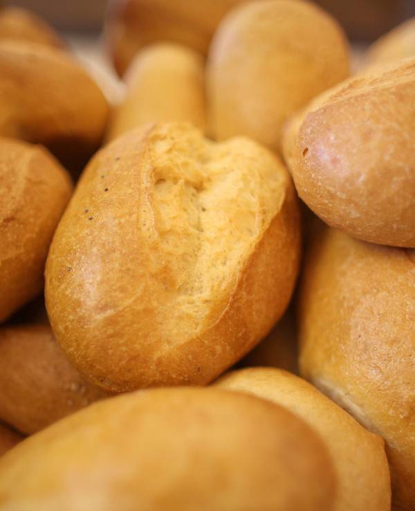 ARCHIV - Brötchen liegen am Donnerstag bei einem Bäcker in Köln in einem Korb, hier im Juli 2010.