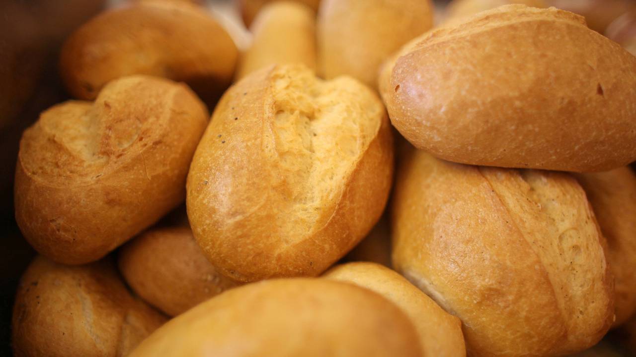 ARCHIV - Brötchen liegen am Donnerstag bei einem Bäcker in Köln in einem Korb, hier im Juli 2010.