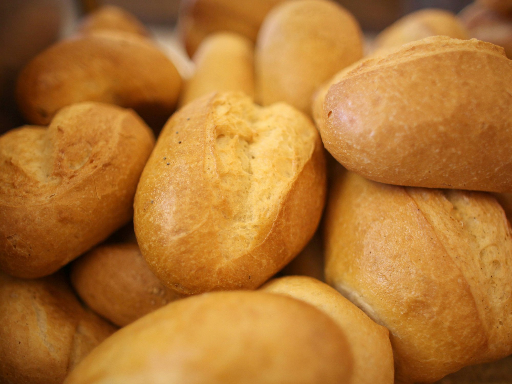 ARCHIV - Brötchen liegen am Donnerstag bei einem Bäcker in Köln in einem Korb, hier im Juli 2010.