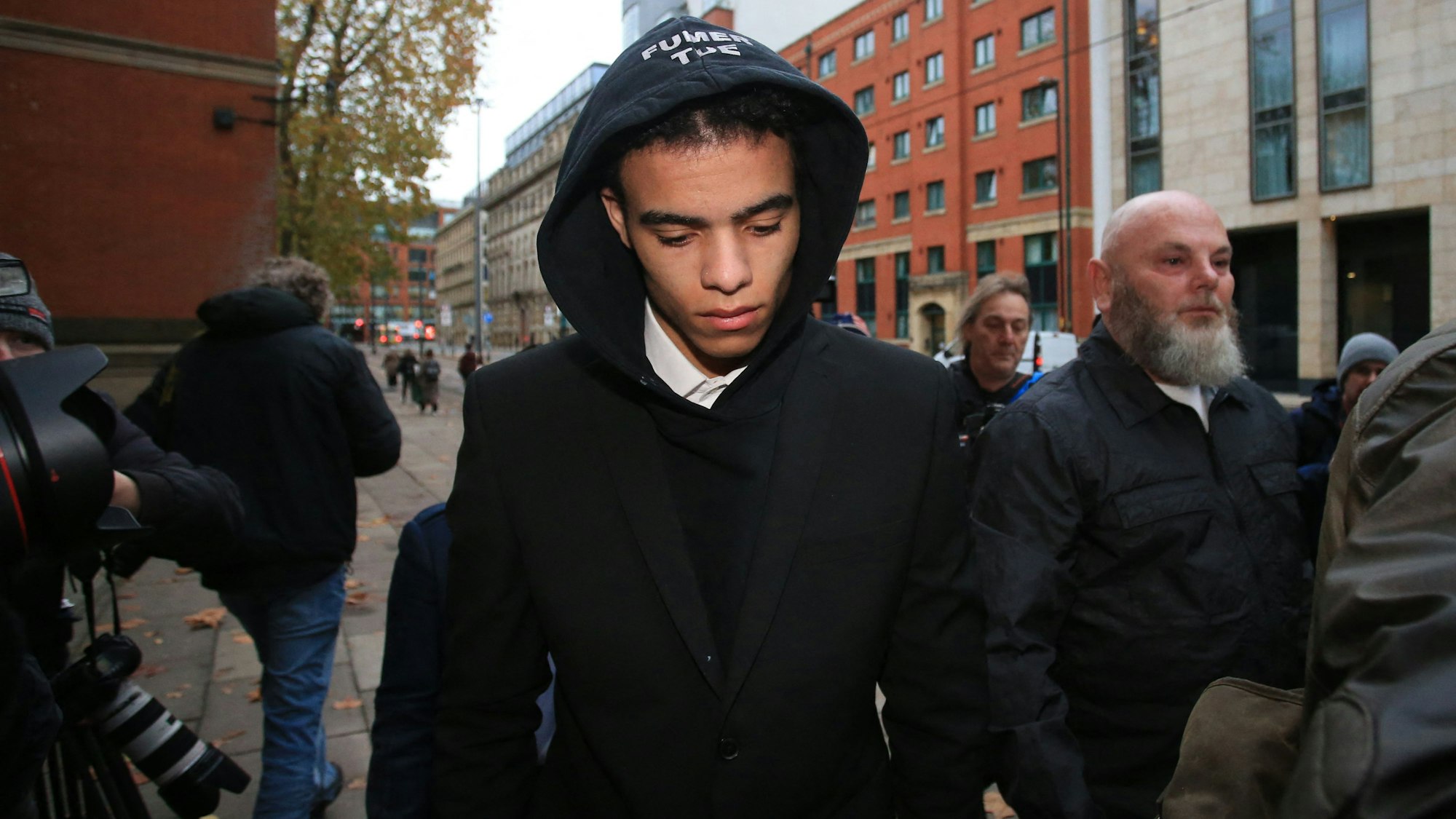 Mason Greenwood geht vor einer Anhörung zu den Gewalt-Vorwürfen seiner Freundin ins Gerichtsgebäude.