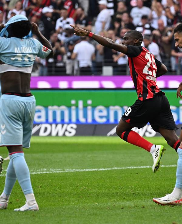 Frankfurts Torschütze Niels Nkounkou bejubelt seinen Treffer zum 1:1-Ausgleich gegen den 1. FC Köln (3. September 2023).