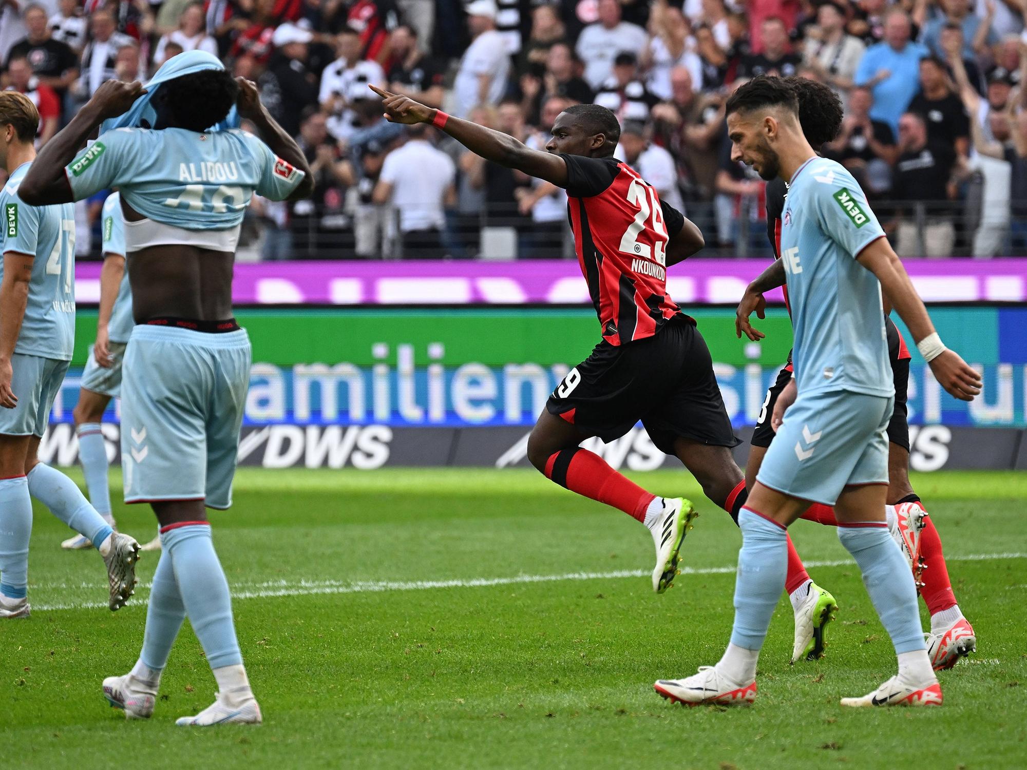 Frankfurts Torschütze Niels Nkounkou bejubelt seinen Treffer zum 1:1-Ausgleich gegen den 1. FC Köln (3. September 2023).