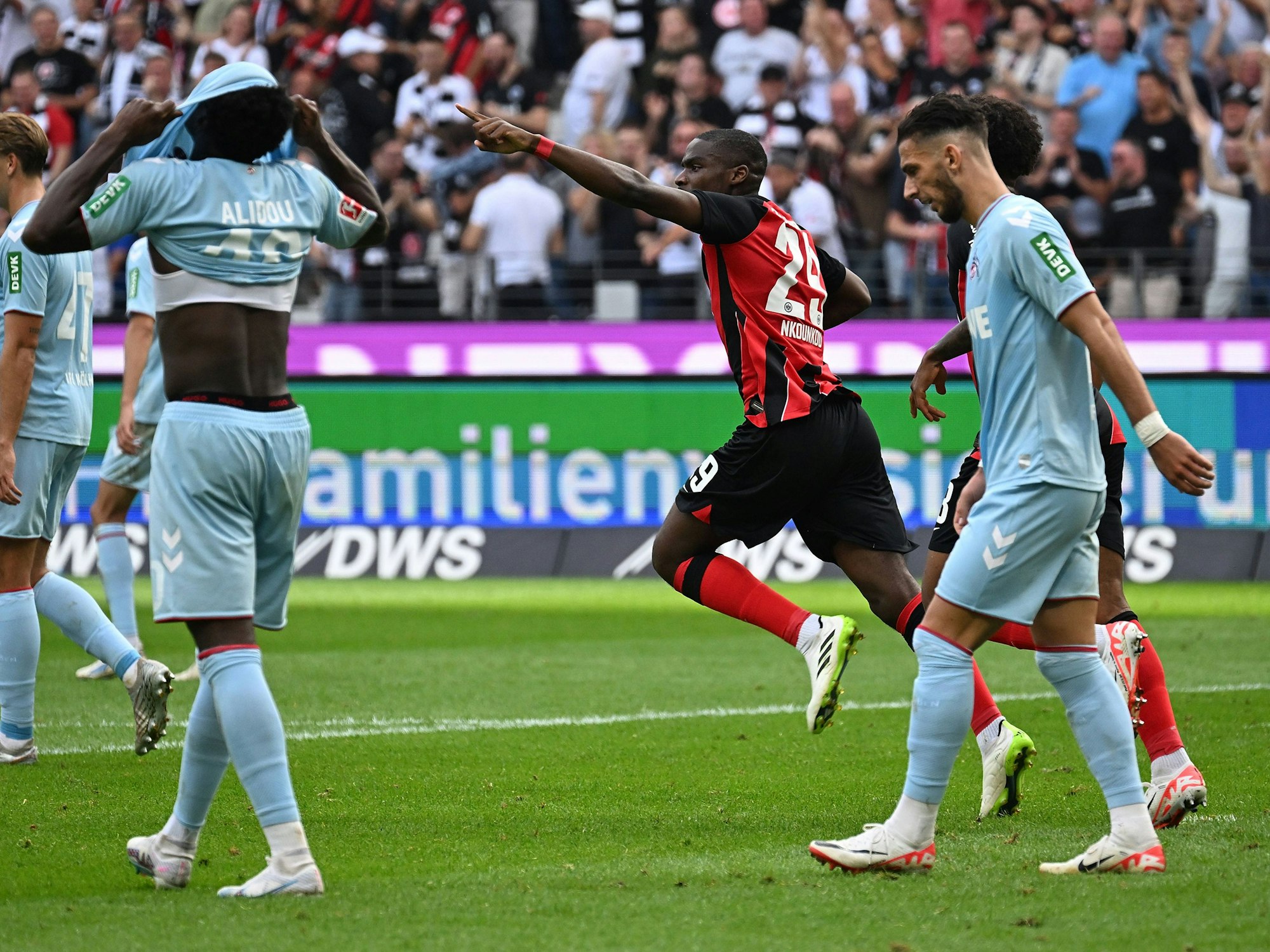 Frankfurts Torschütze Niels Nkounkou bejubelt seinen Treffer zum 1:1-Ausgleich gegen den 1. FC Köln (3. September 2023).