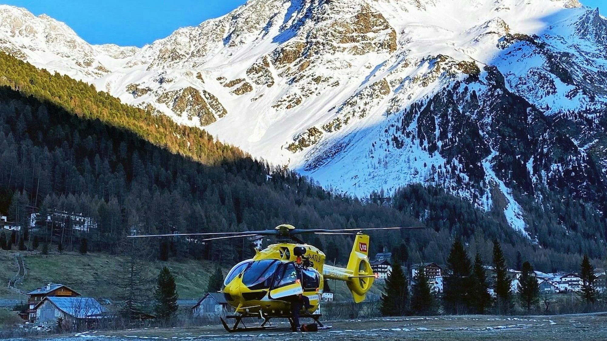 Der Hubschrauber der Bergrettung steht vor dem Ortler.