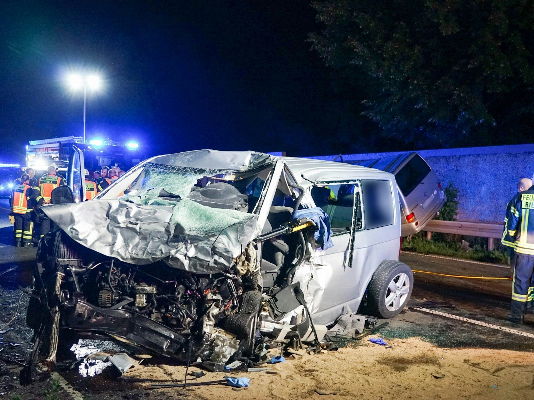 Beim Frontalzusammenstoß zweier Kleinbusse am Samstagabend (2. September 2023) auf der Bundesstraße 47 in Bürstadt sind zwei Menschen ums Leben gekommen. Zwei weitere Personen wurden lebensgefährlich verletzt.