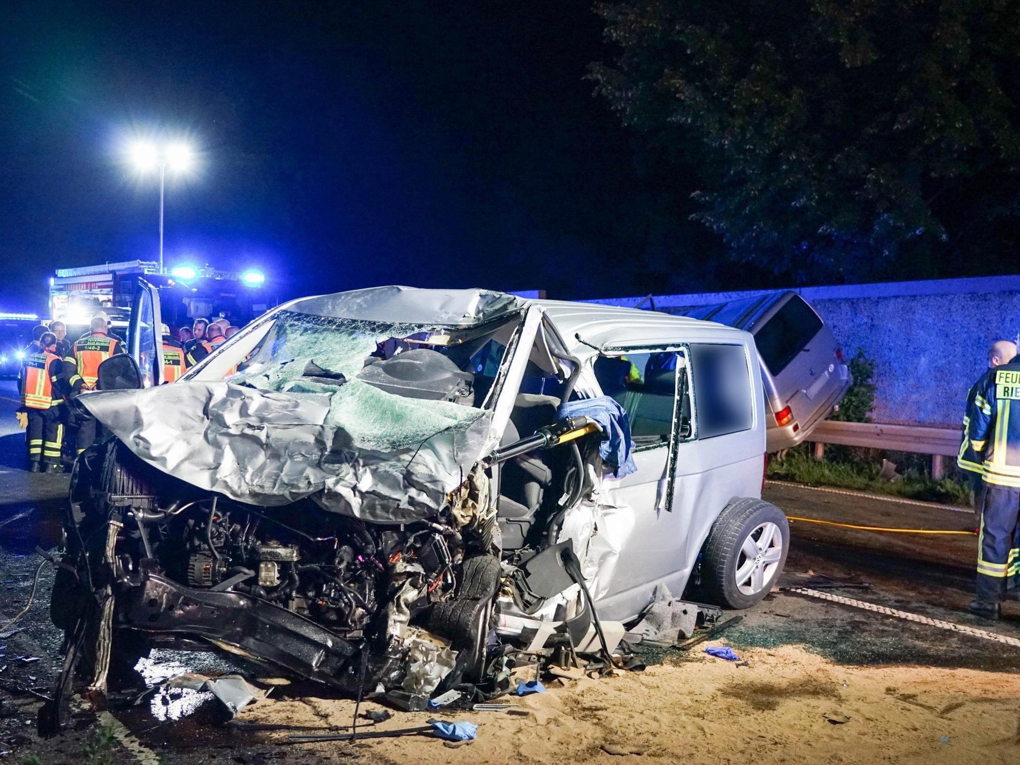Beim Frontalzusammenstoß zweier Kleinbusse am Samstagabend (2. September 2023) auf der Bundesstraße 47 in Bürstadt sind zwei Menschen ums Leben gekommen. Zwei weitere Personen wurden lebensgefährlich verletzt.