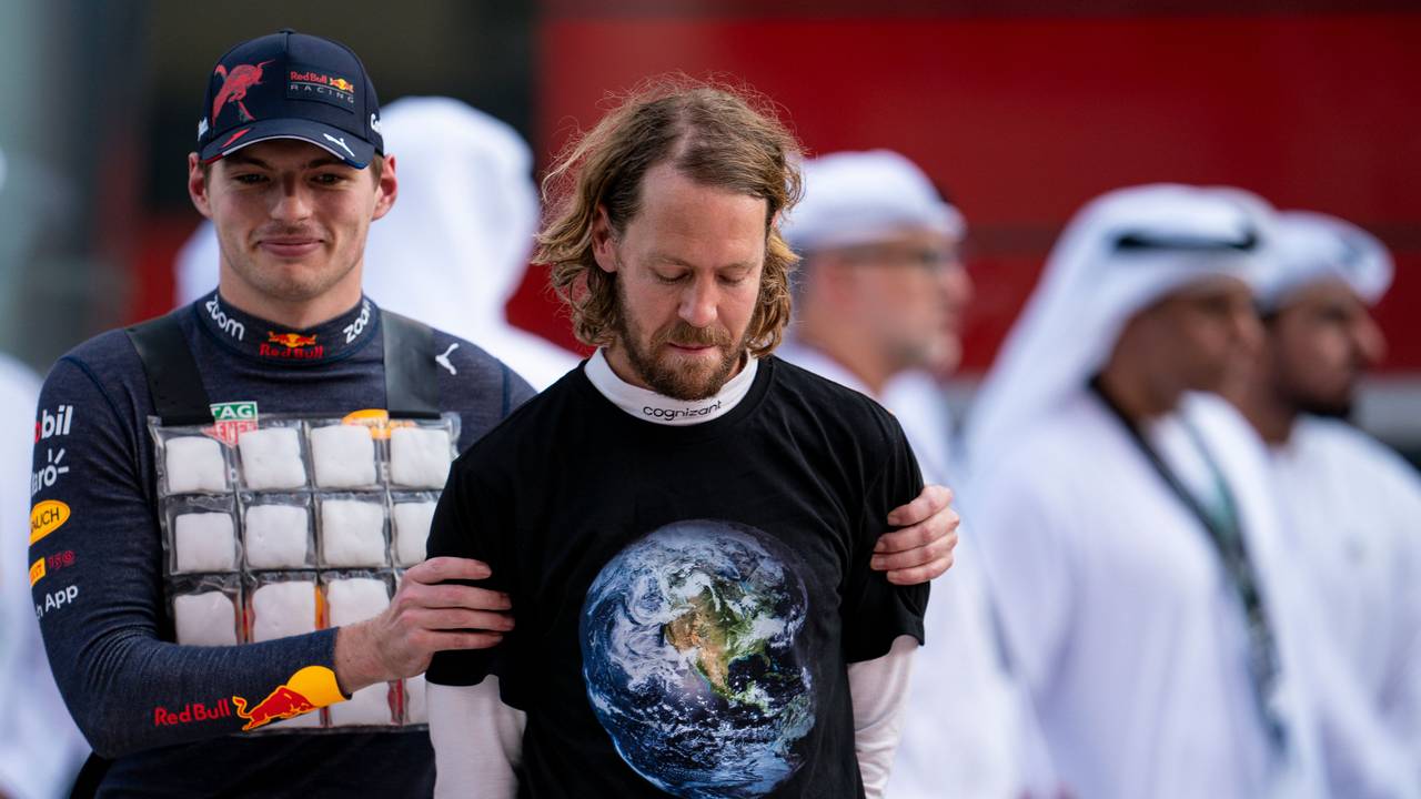 Sebastian Vettel aus Deutschland vom Team Aston Martin trägt beim Großen Preis von Abu Dhabi ein schwarzes T-Shirt über mit Weltkugel darauf und der Aufschrift «invitation» (Einladung), links daneben Max Verstappen aus den Niederlanden vom Team Oracle Red Bull.