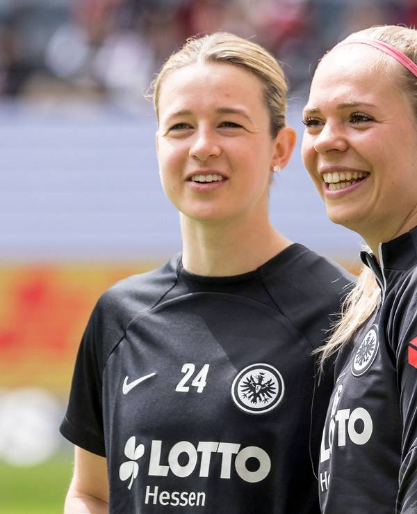 FC-Neuzugang Janina Hechler (r.) gemeinsam mit ihrer Teamkollegin Anna Aehling vor der Bundesliga-Partie gegen den VfL Wolfsburg am 14. Mai 2023.