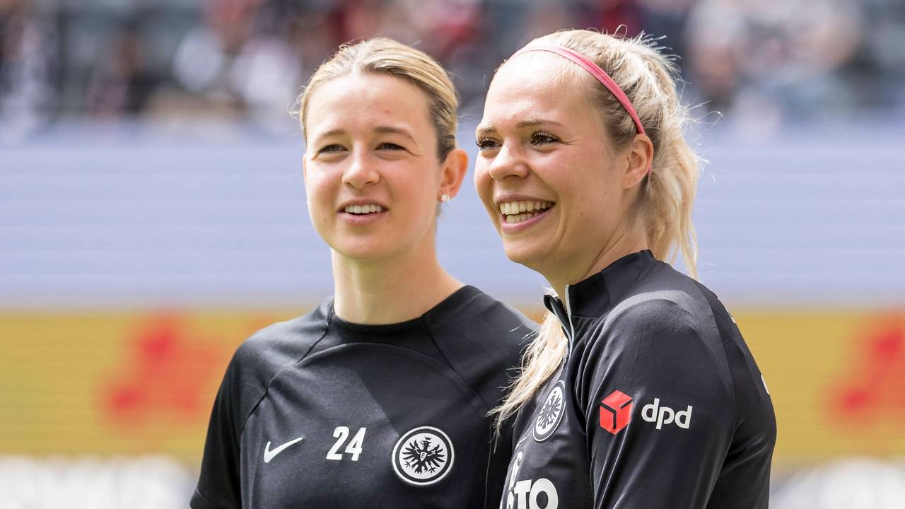FC-Neuzugang Janina Hechler (r.) gemeinsam mit ihrer Teamkollegin Anna Aehling vor der Bundesliga-Partie gegen den VfL Wolfsburg am 14. Mai 2023.