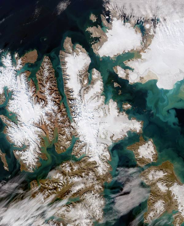 Die von der Europäischen Weltraumorganisation Esa mit modifizierten Copernicus-Sentinel-Daten (2022) verarbeitete Satellitenaufnahme zeigt die ungewöhnlich wolkenfreie Inselgruppe Svalbard: Die größte ist Spitzbergen (l.), gefolgt von Nordaustlandet (oben r.) und Edgeøya (unten r.). An einigen Orten auf Svalbard riecht es aktuell nach Schwefel.