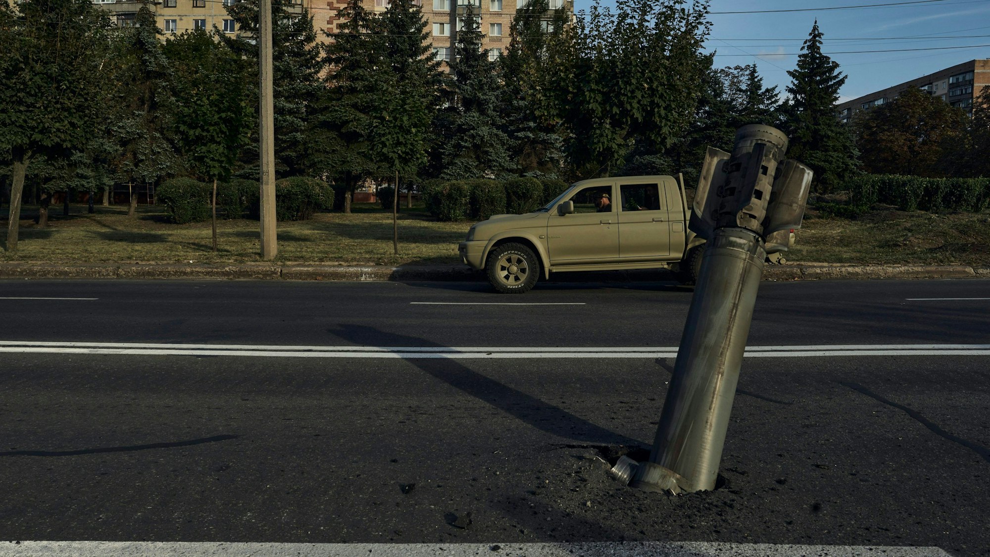 Eine Rakete steckt in einer Straße fest.