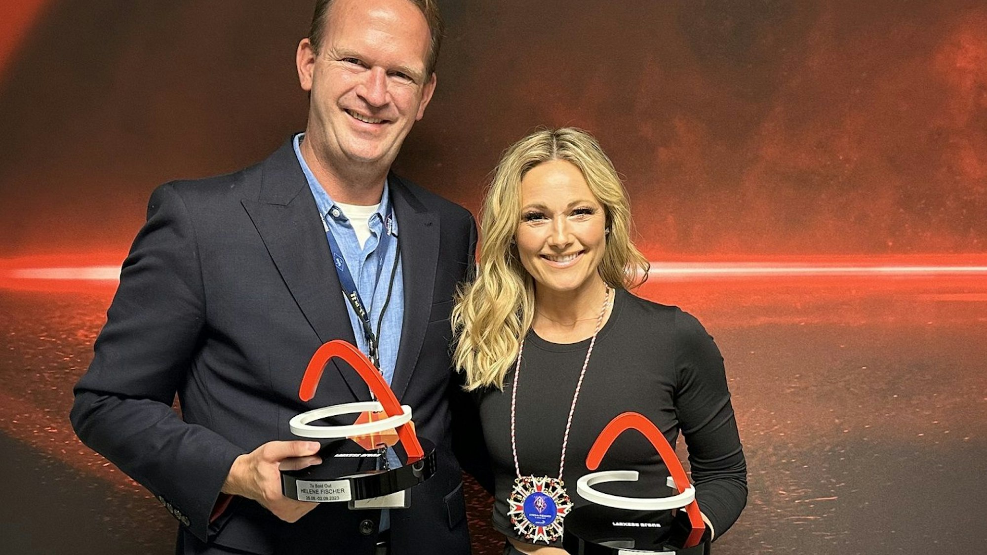 Stefan Löcher überreicht Helene Fischer am 2. September 2023 den „Sold Out Award“.
