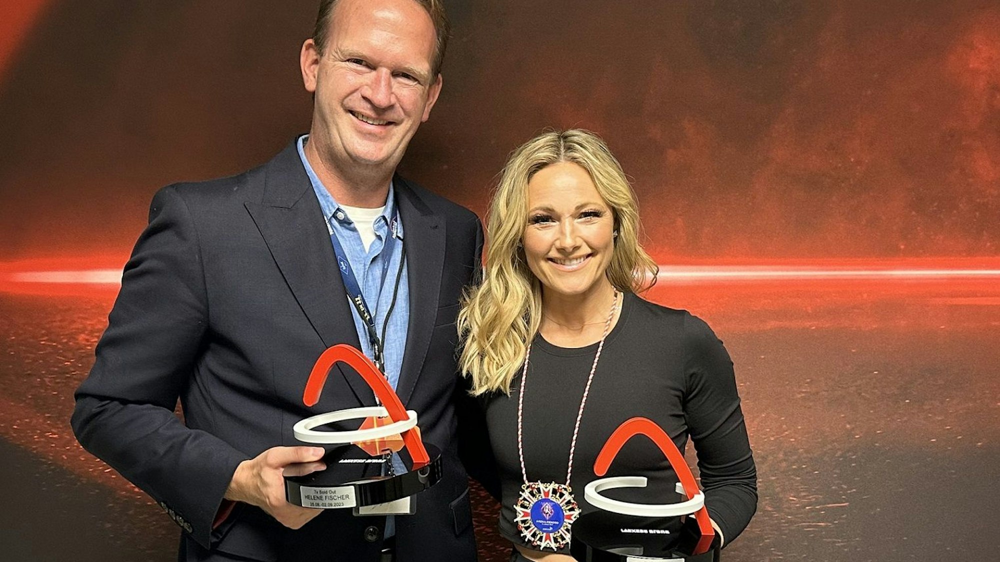 Stefan Löcher überreicht Helene Fischer am 2. September 2023 den „Sold Out Award“.