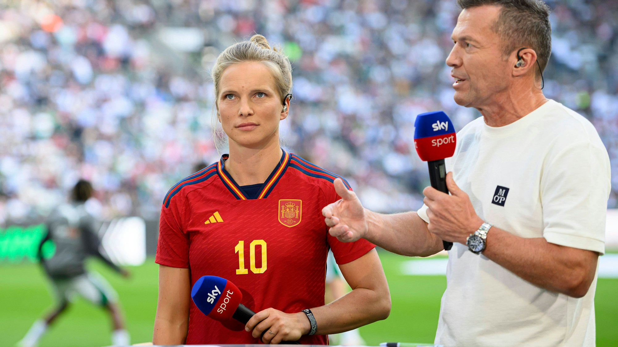 Tabea Kemme steht bei der Sky-Übertragung zum Bundesliga-Topspiel im Spanien-Trikot neben Lothar Matthäus.