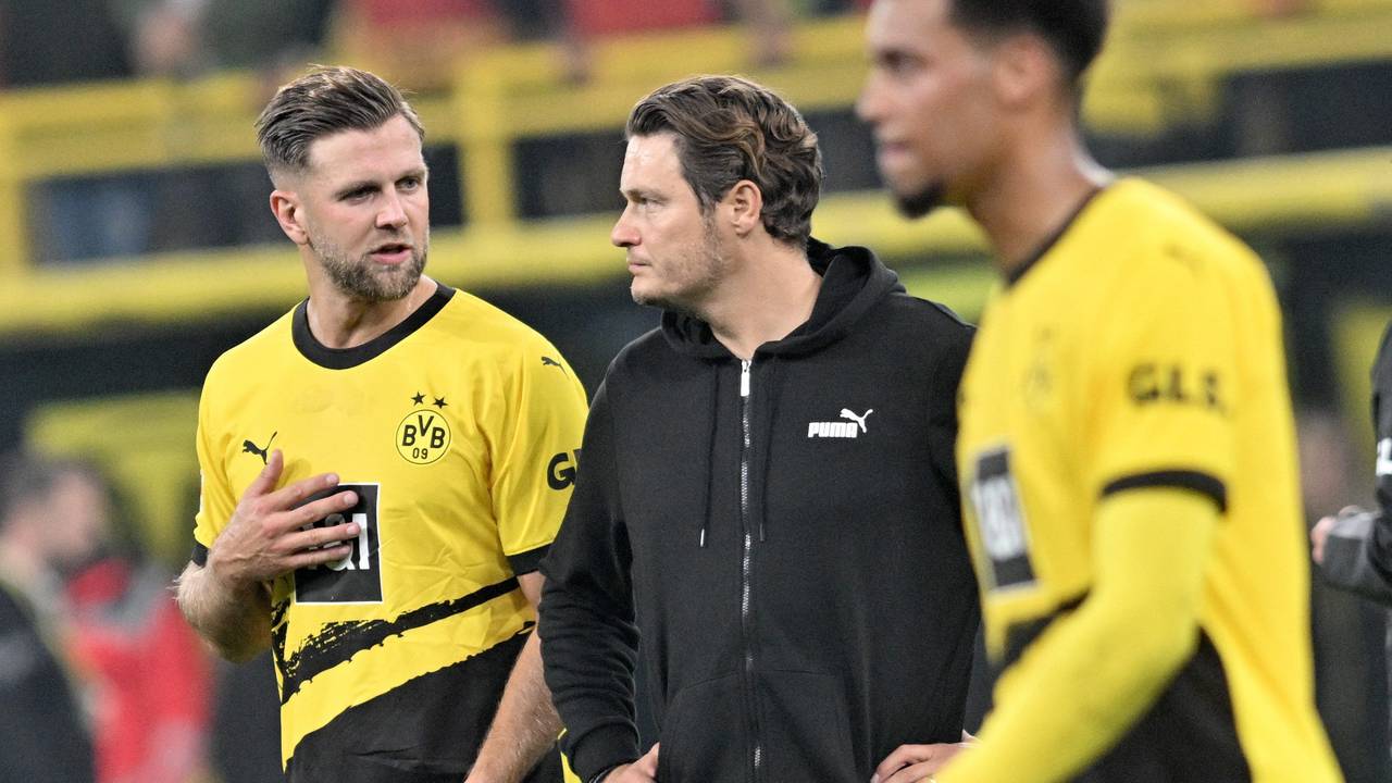 Dortmunds Trainer Edin Terzic (M) und Niclas Füllkrug stehen nach dem Spiel auf dem Platz.
