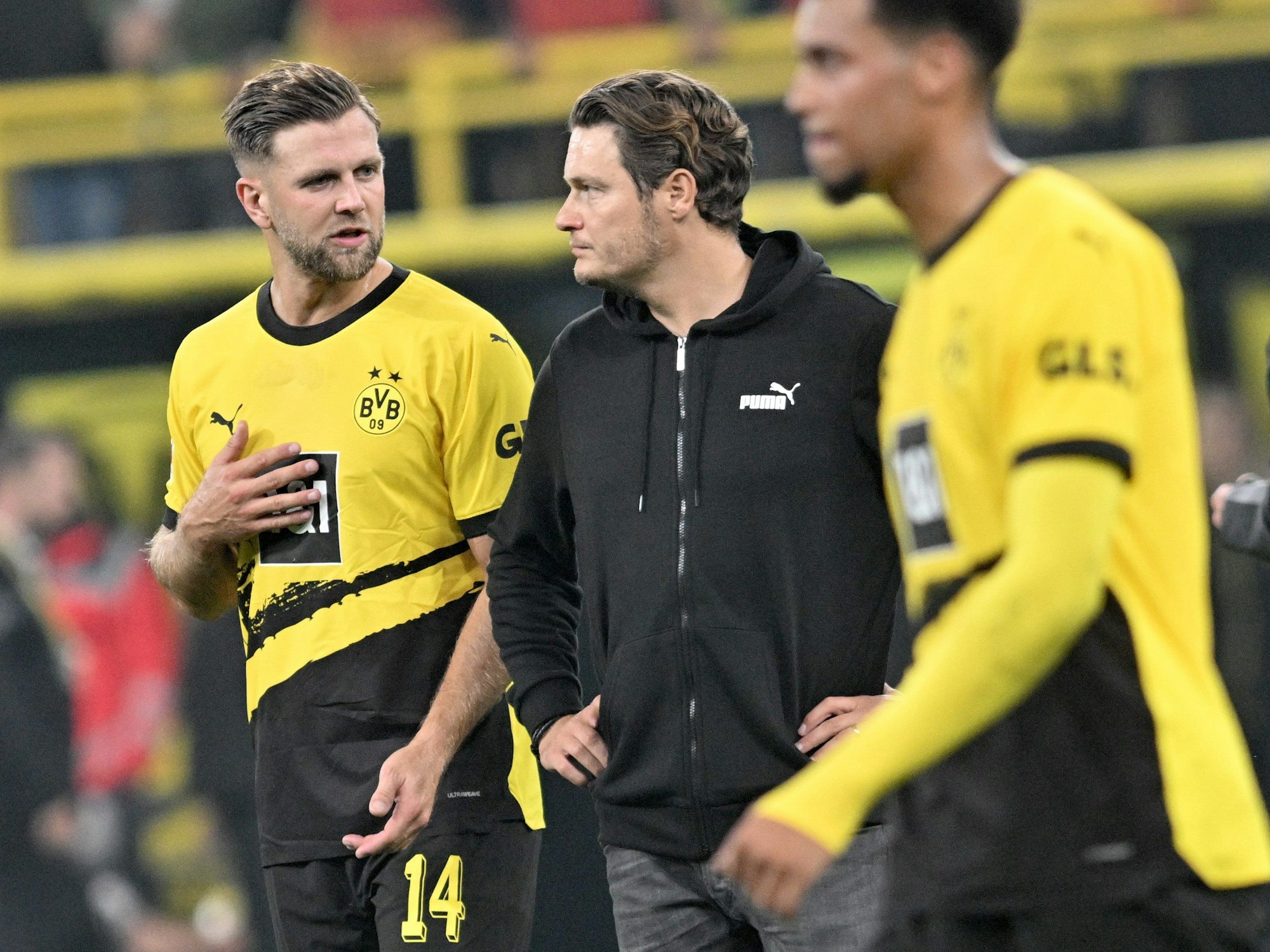 Dortmunds Trainer Edin Terzic (M) und Niclas Füllkrug stehen nach dem Spiel auf dem Platz.