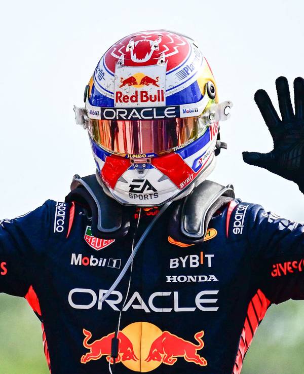 Max Verstappen zeigt mit beiden Händen seine zehn Siege in Serie in der Formel 1 an.
