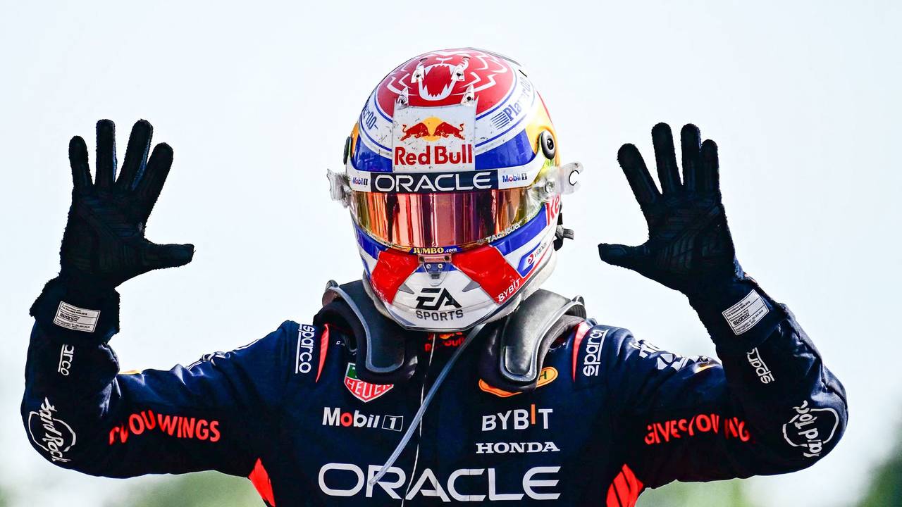 Max Verstappen zeigt mit beiden Händen seine zehn Siege in Serie in der Formel 1 an.