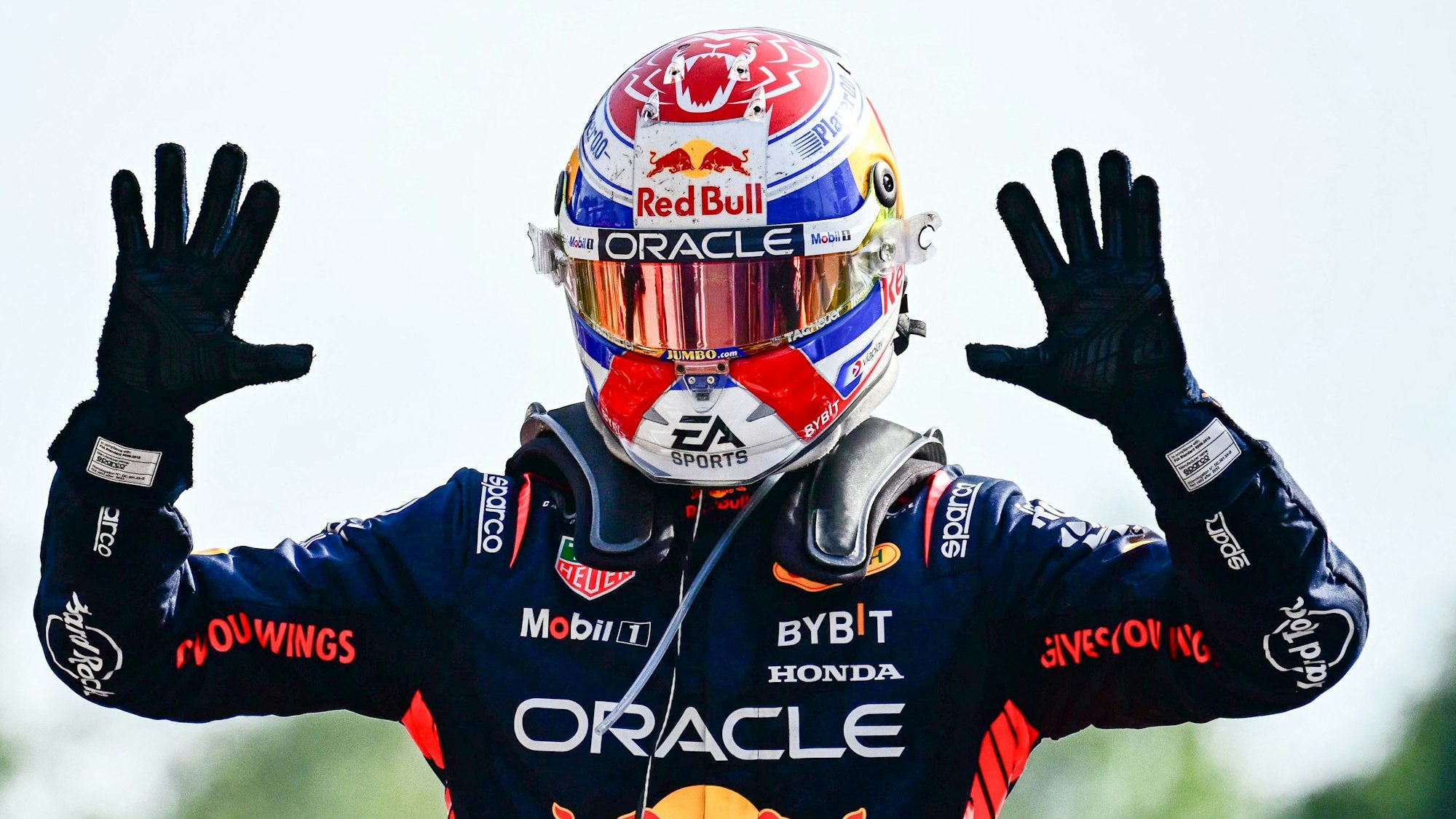 Max Verstappen zeigt mit beiden Händen seine zehn Siege in Serie in der Formel 1 an.