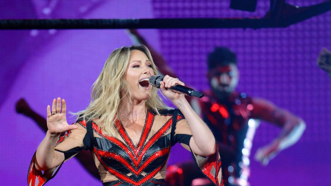 Die Sängerin Helene Fischer agiert bei einem Konzert ihrer Tour „Rausch“ auf der Bühne.