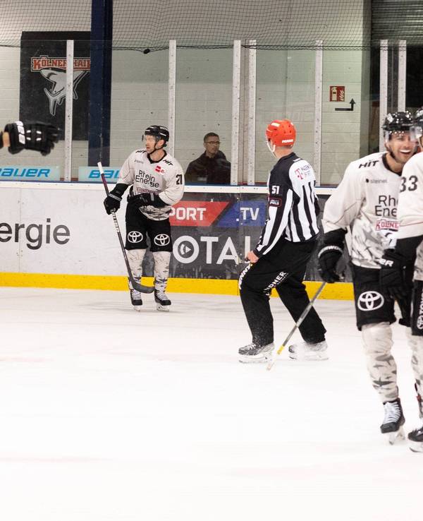 Die Kölner Haie bejubeln ein Tor im Test gegen die Düsseldorfer EG.