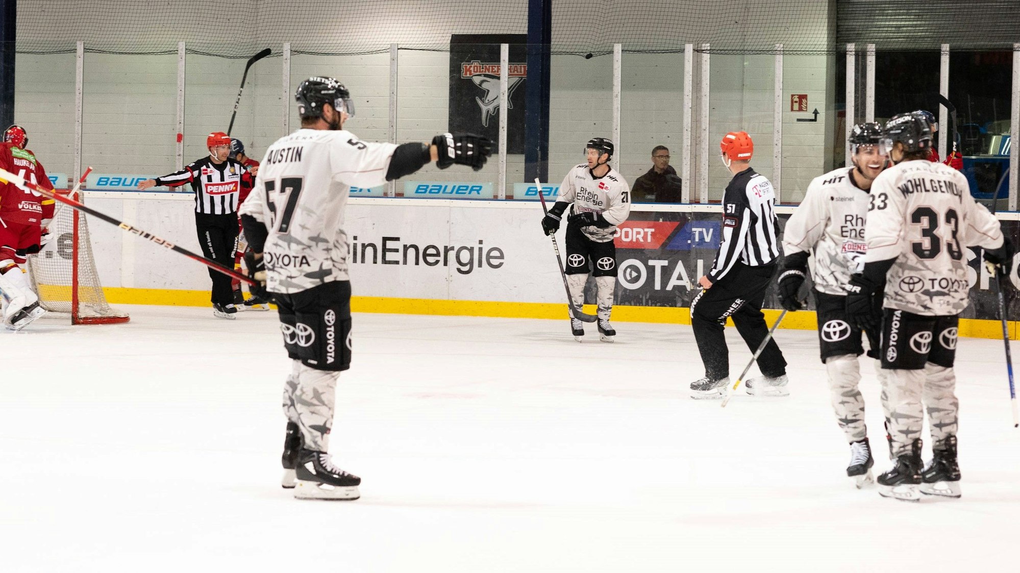 Die Kölner Haie bejubeln ein Tor im Test gegen die Düsseldorfer EG.