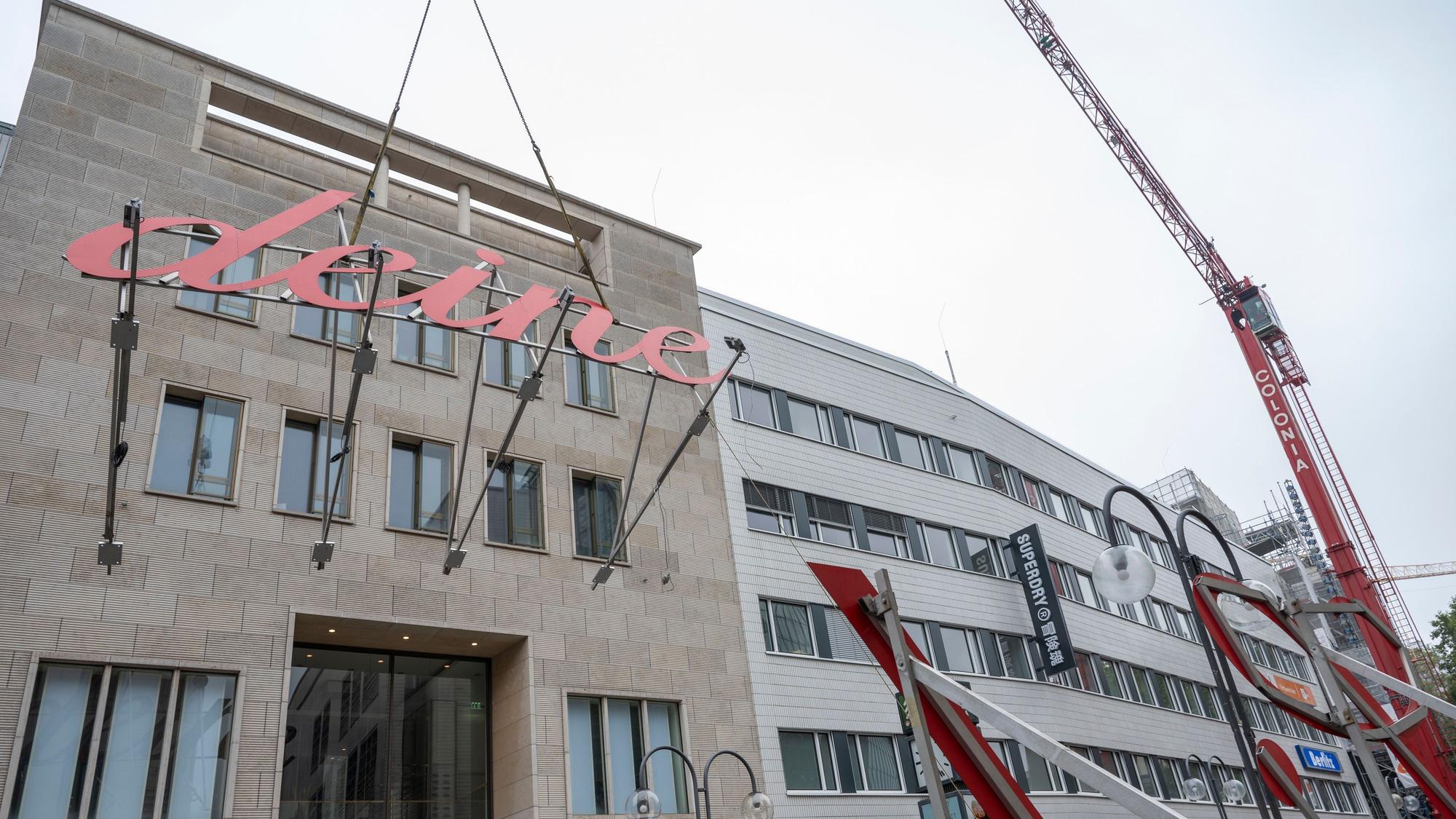 Der Schriftzug „Liebe deine Stadt“ wird wieder an alter Stelle installiert.