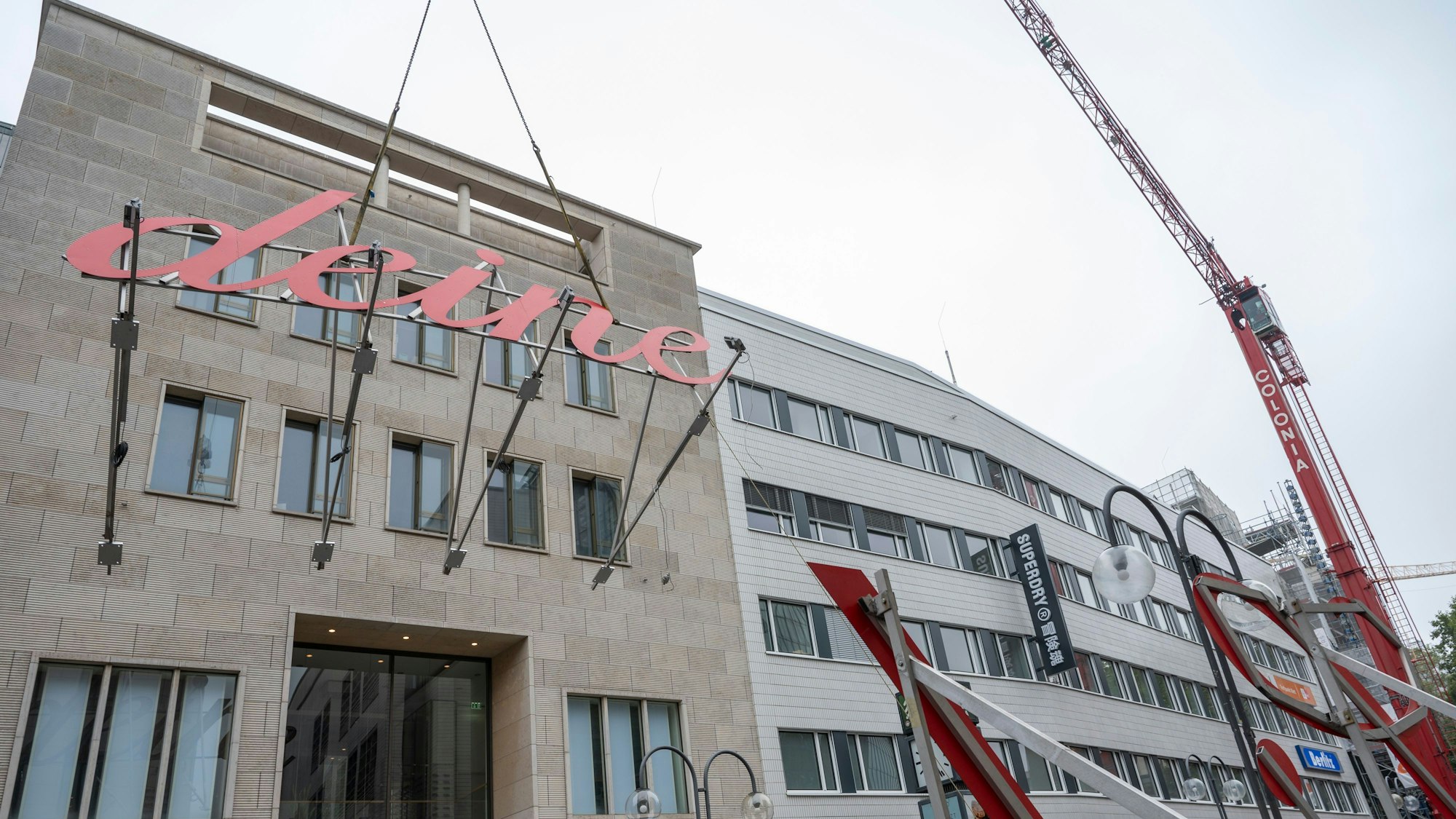 Der Schriftzug „Liebe deine Stadt“ wird wieder an alter Stelle installiert.