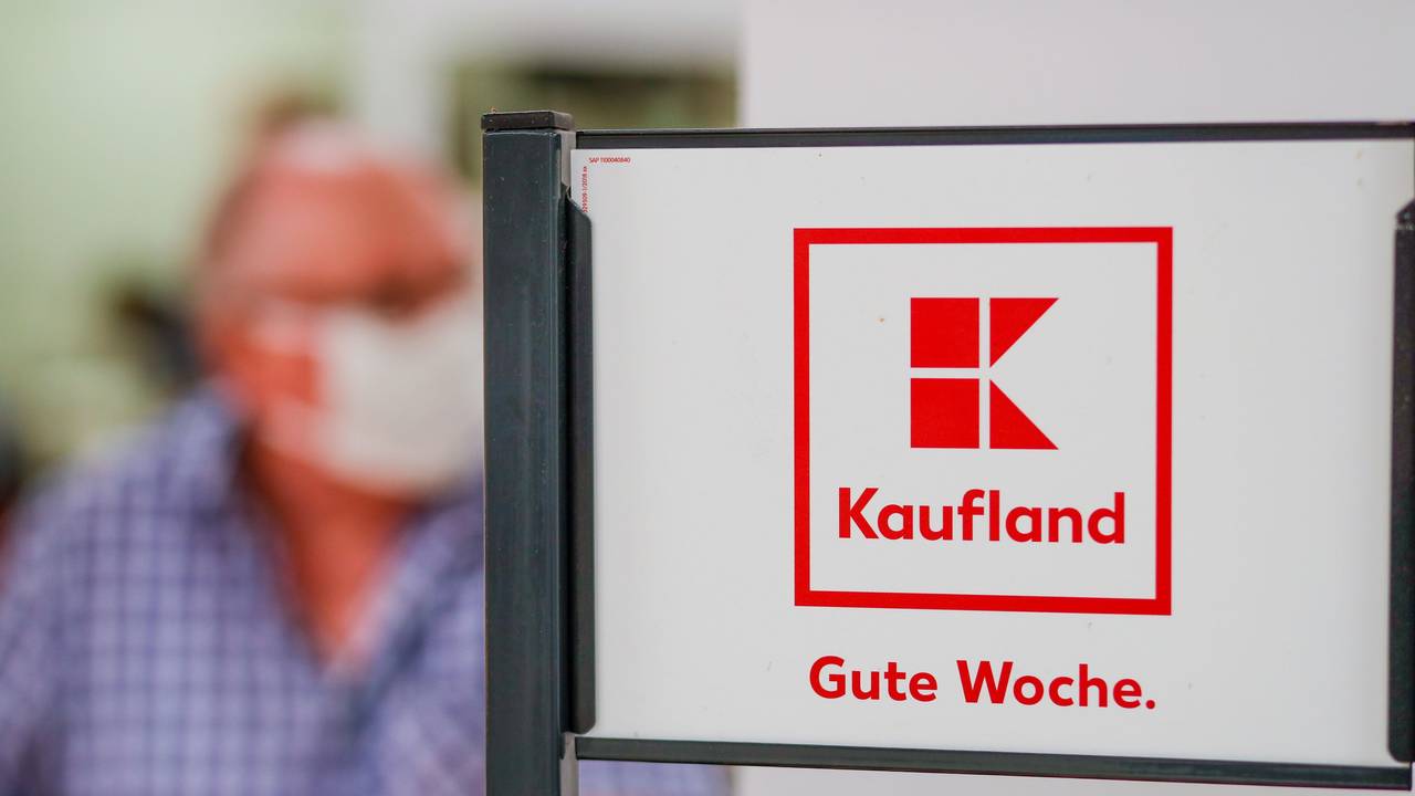 Das Kaufland Logo in einer Kaufland-Filiale.